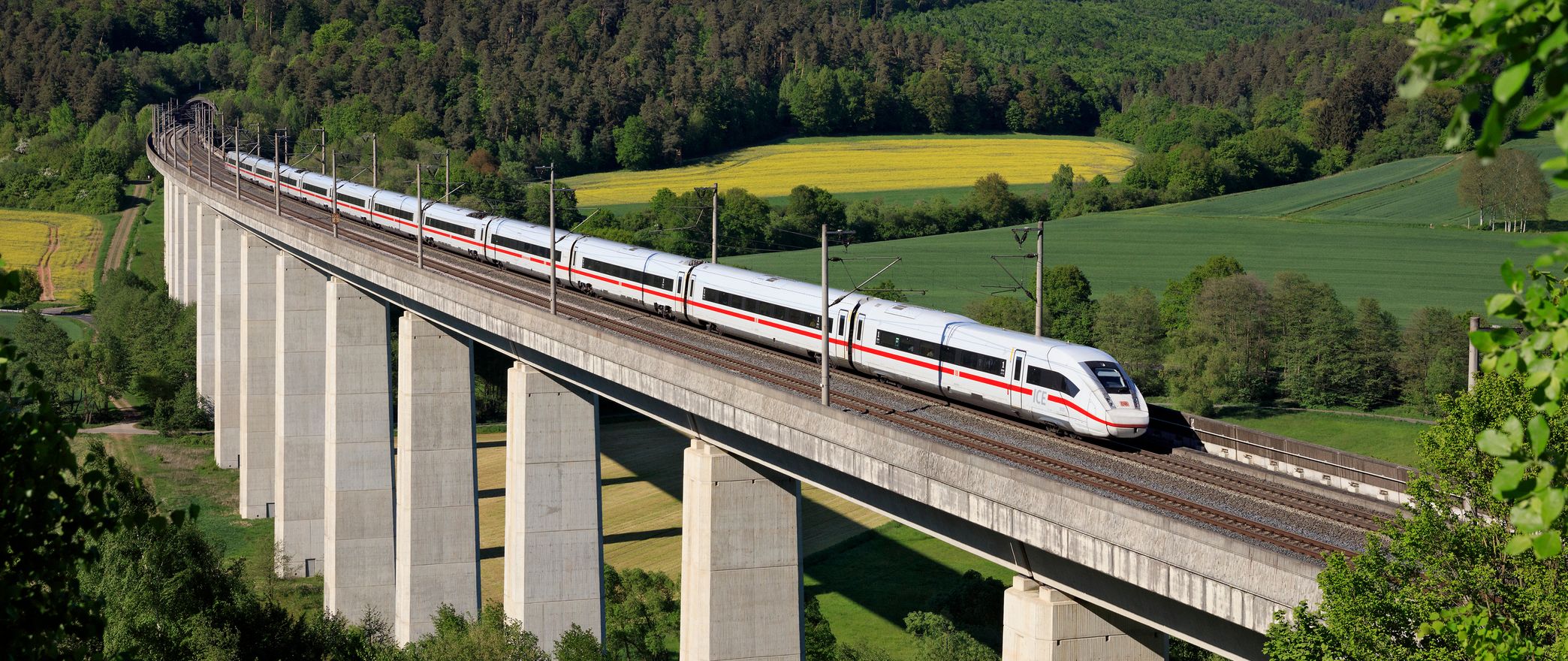 Aussenansicht eines ICE Zuges.