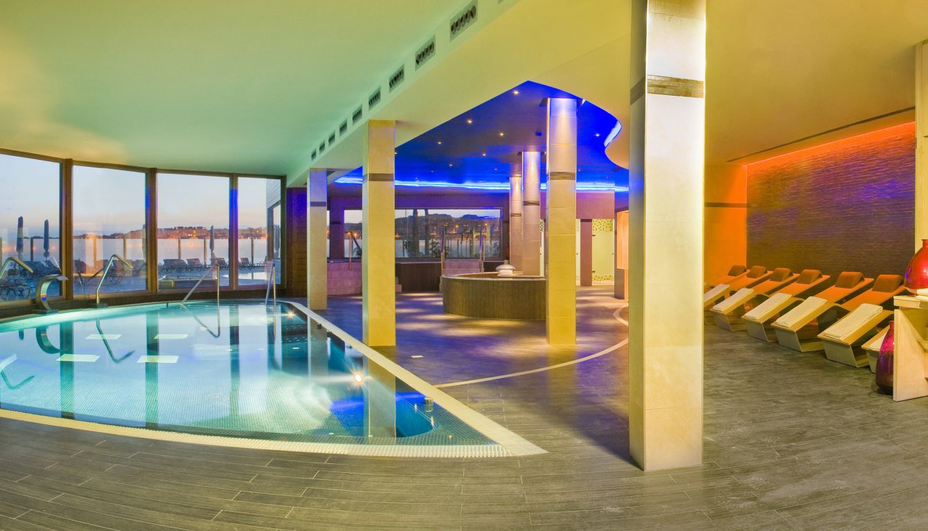 Piscine intérieure