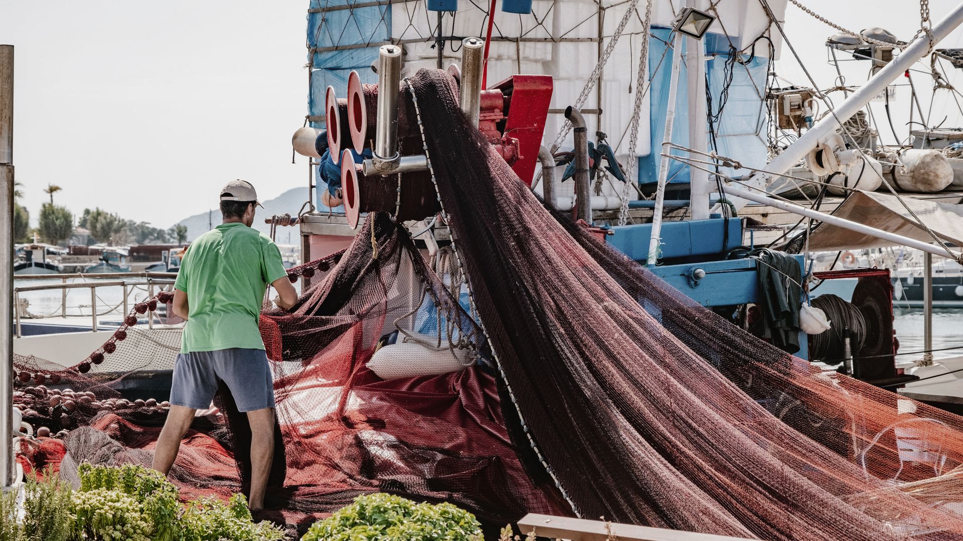 Fischer bei der Arbeit im Hafen von Perdika