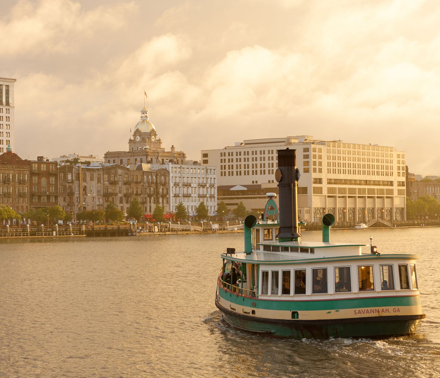 Sur le Savannah Waterfront, l'ambiance est détendue tandis que l'on regarde passer les bateaux.