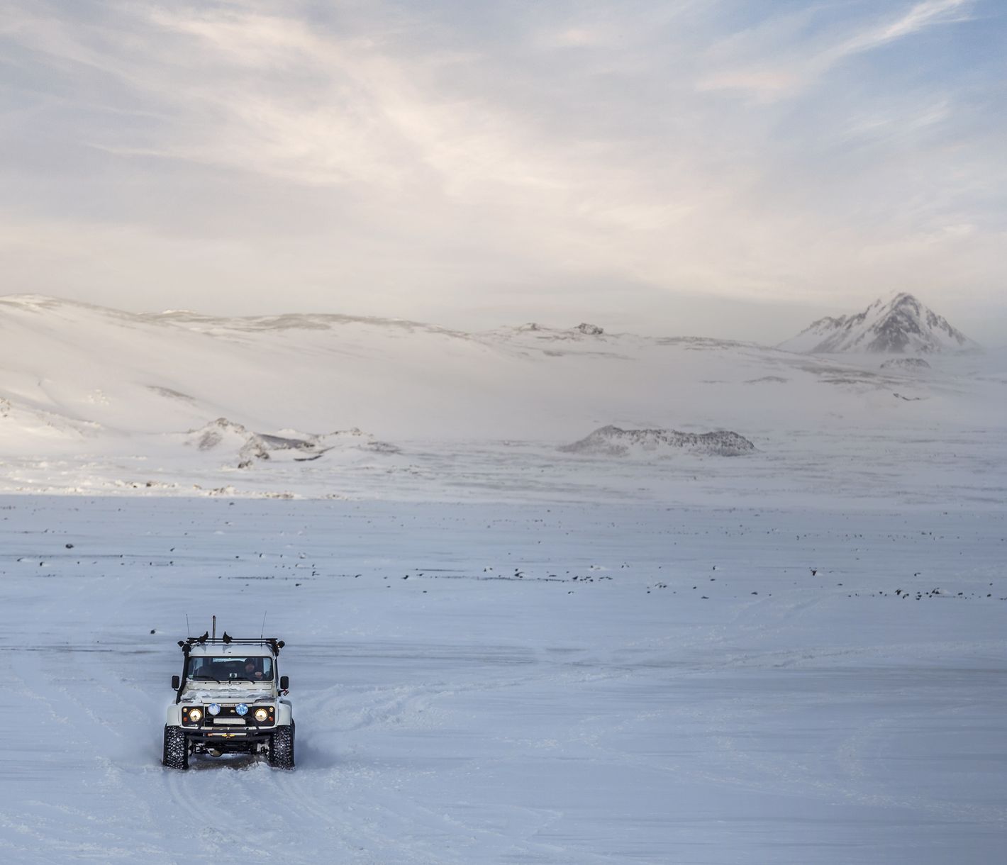 Mit den Superjeeps kommt man über verschneite Pisten und durch reissende Bäche