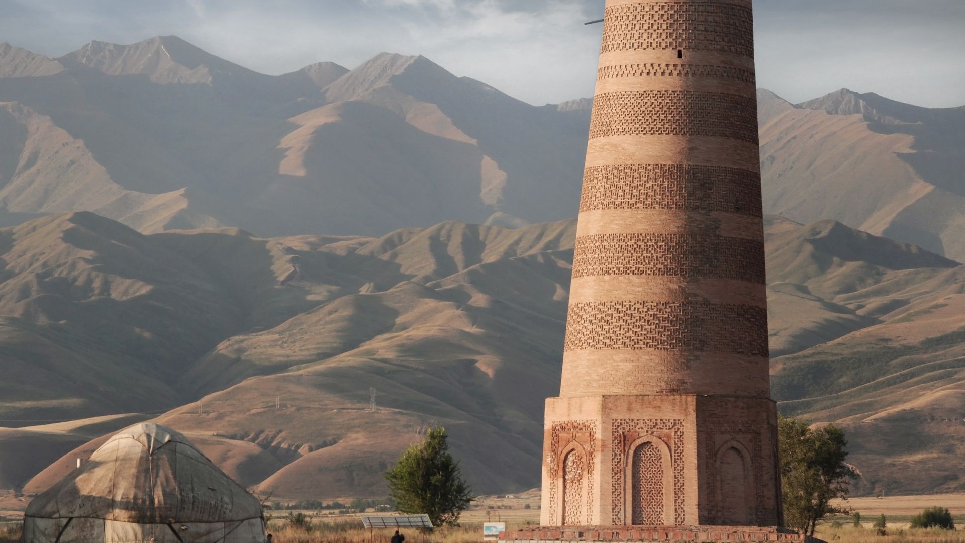 Cette curieuse tour est en réalité un très vieux minaret nommé tour de Bourana.