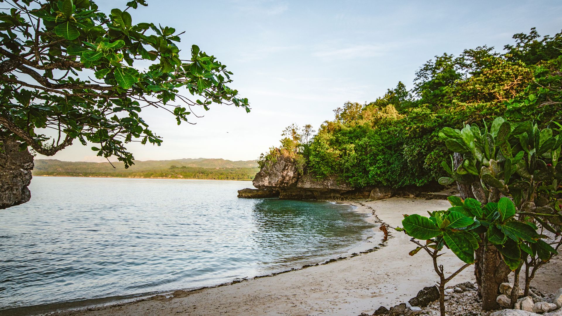Am Salagdoong Beach auf Siquijor entfaltet sich ein tropisches Paradies.