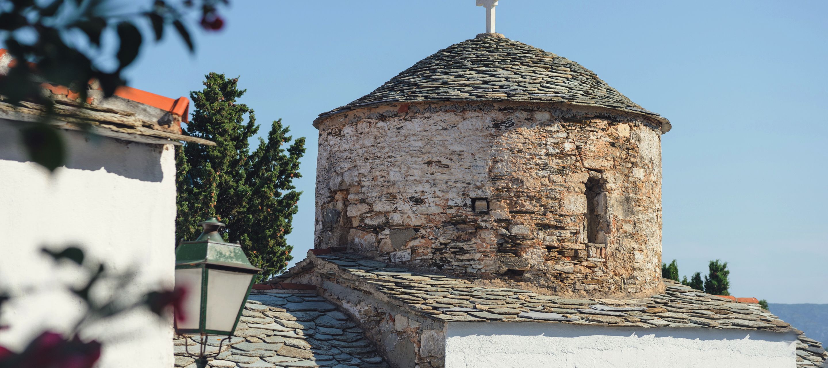 Eine alte orthodoxe Kirche mit traditionellem Steindach in Alonissos